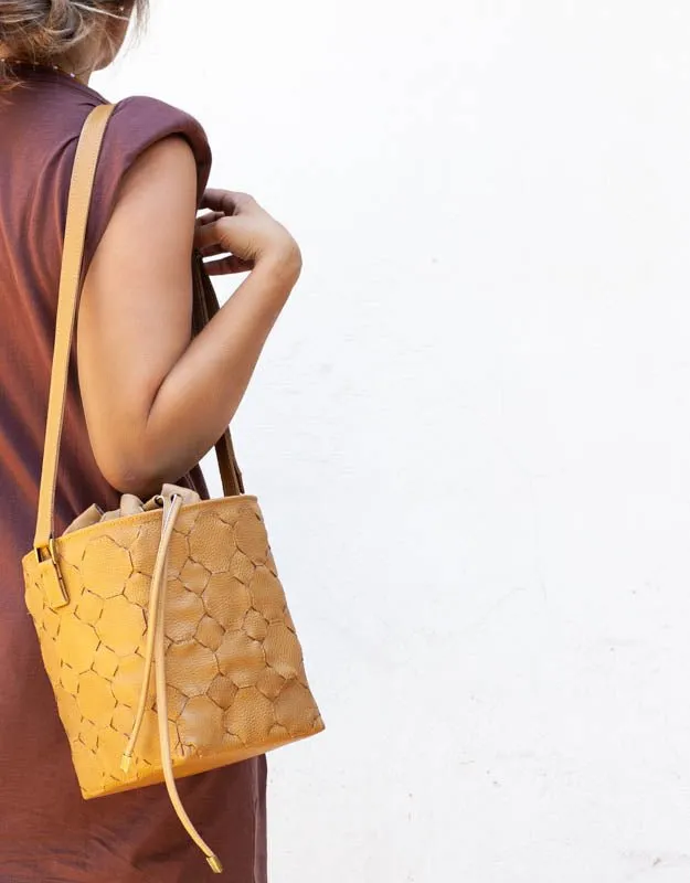 Helon bucket bag - Handwoven caramel leather