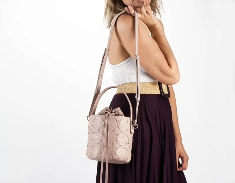 Helon mini bucket bag - Handwoven powder pink leather