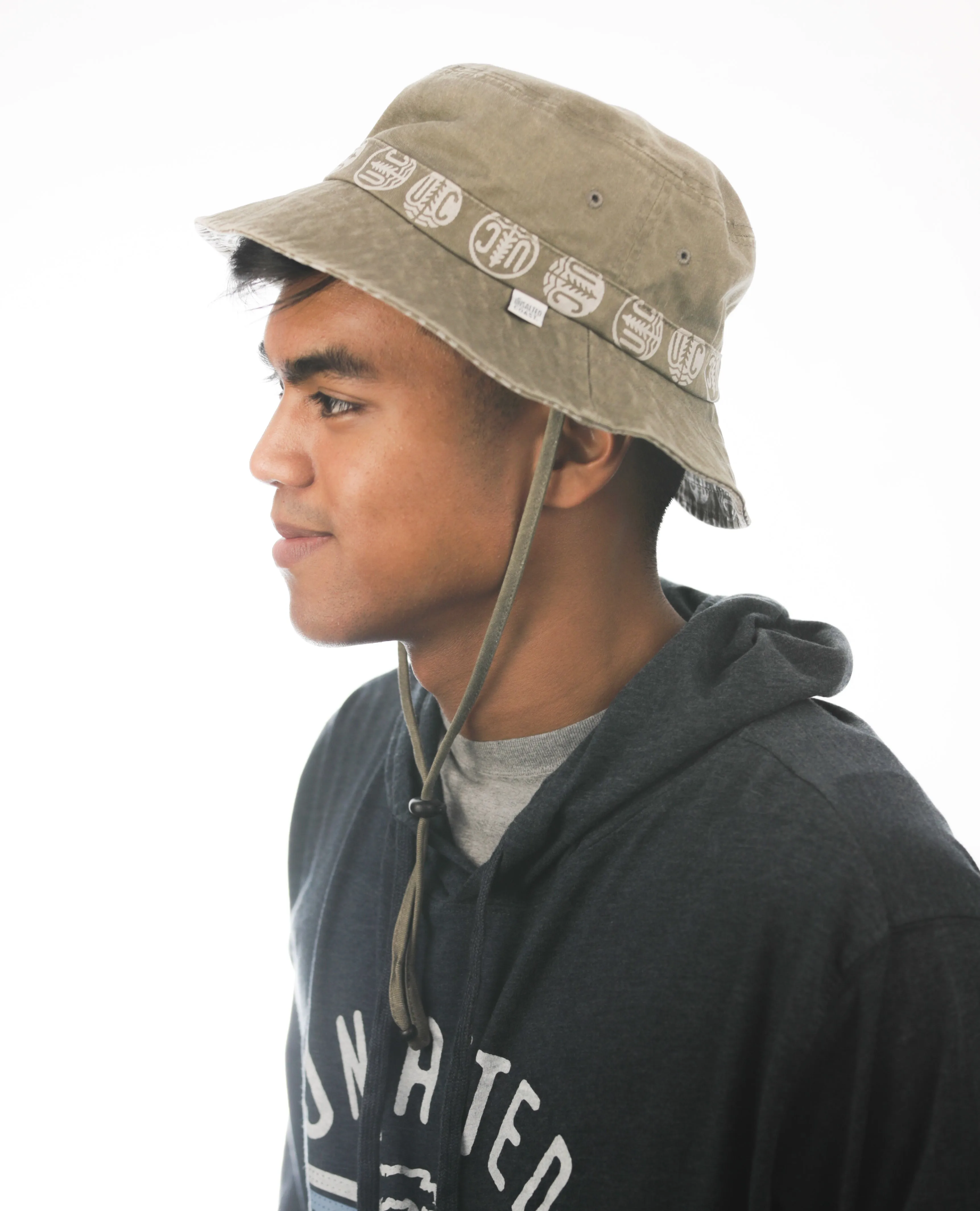 Logo chinstrap bucket hat